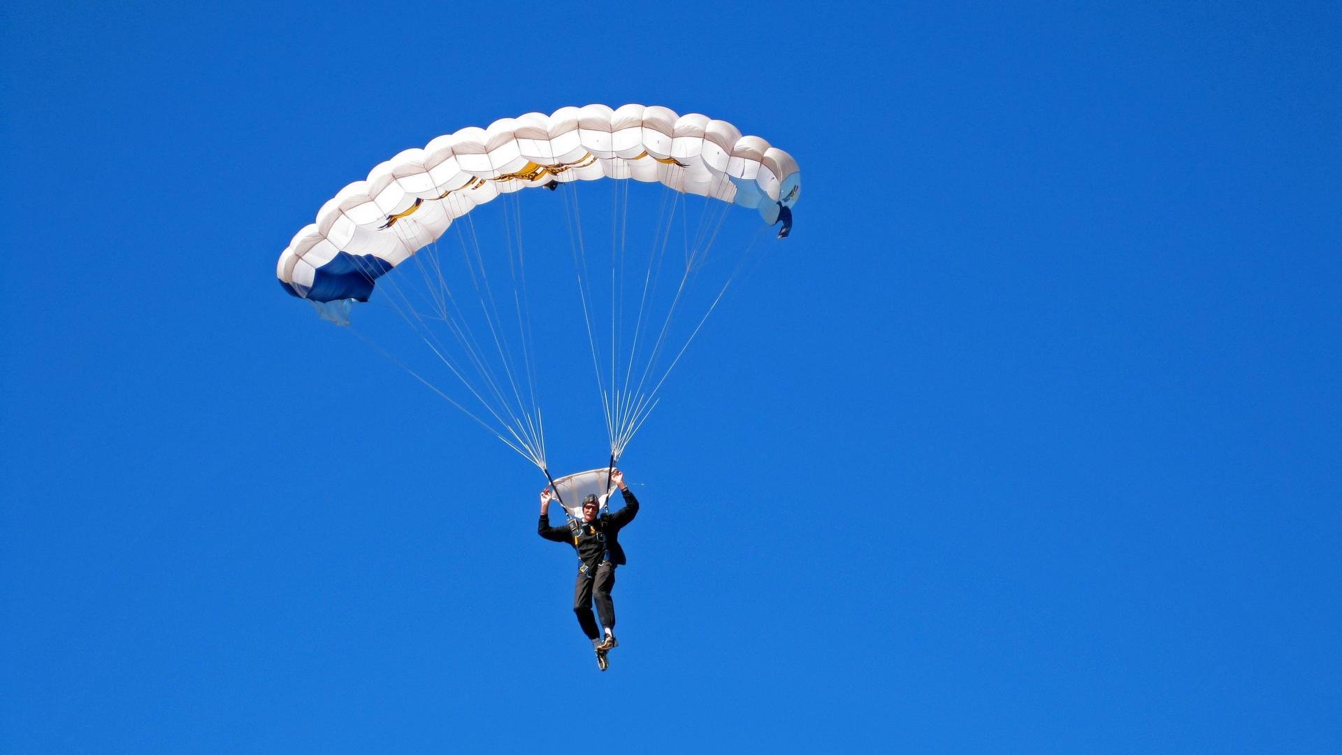 CBA赛场精彩瞬间频出 球迷互动热烈，cba篮球现场
